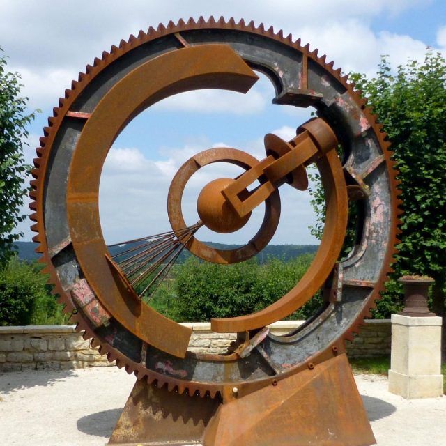 Engrenage du temps implantation provisoire au château de Champlitte 1 — sculpture de Paul Gonez