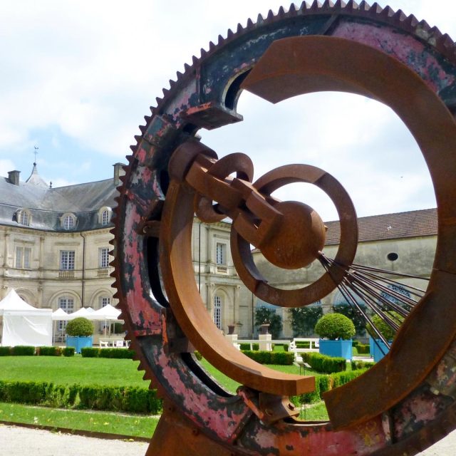 Engrenage du temps implantation provisoire au château de Champlitte 2 — sculpture de Paul Gonez