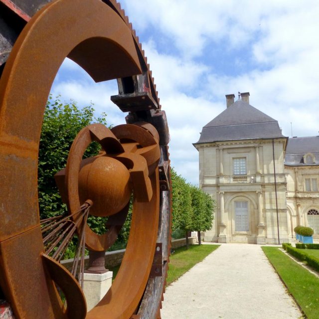 Engrenage du temps implantation provisoire au château de Champlitte 3 — sculpture de Paul Gonez